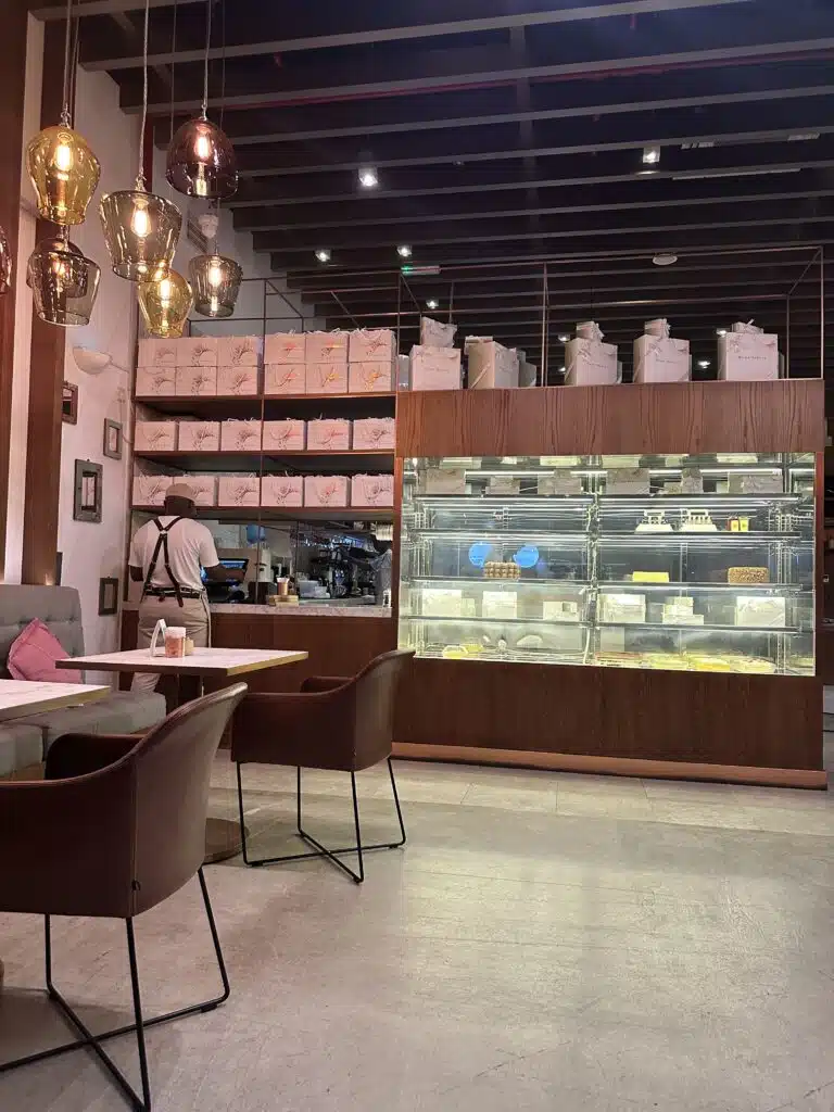 Umm Al Emarat Park: Abu Dhabi, Ticket Price, Timings. Photos 5 umm al emarat park coffee shops